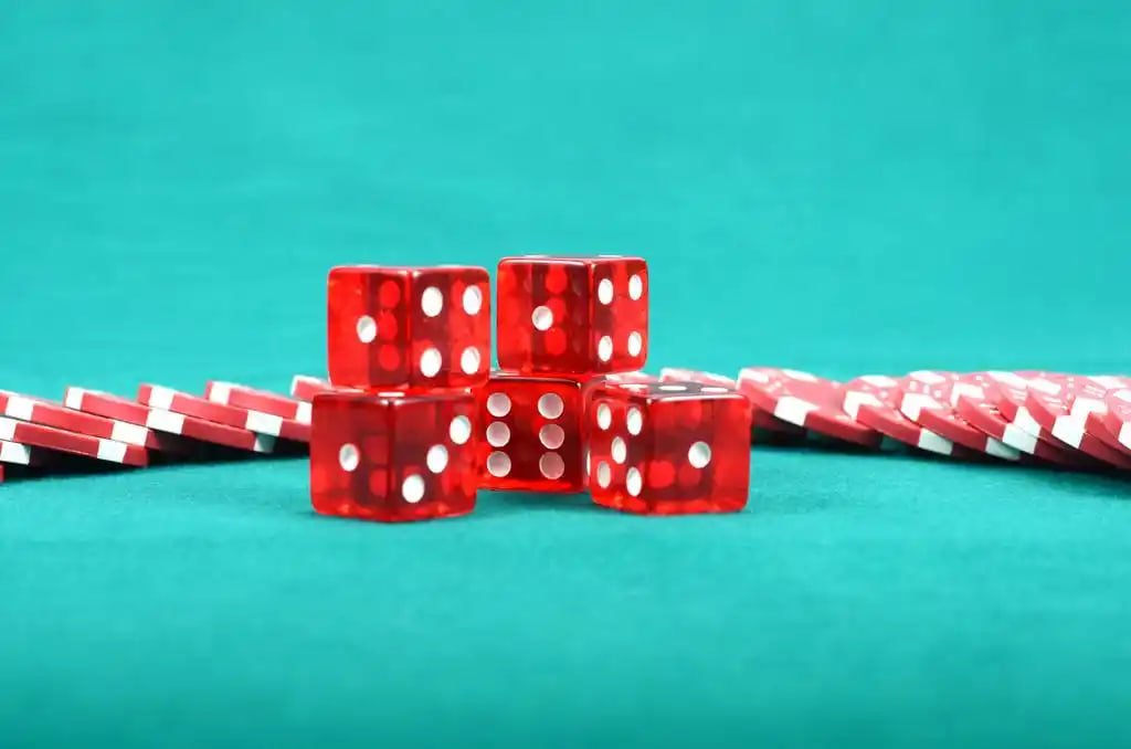 Antarmuka permainan Reactoonz di mpored slot menampilkan grid 7x7 dan simbol bonus